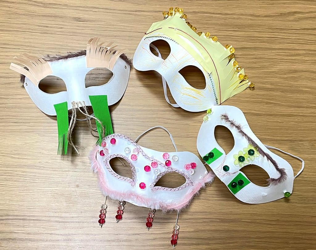 čtyři masky vyrobené dětmi