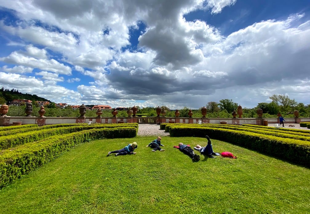 Trojský zámek odpočinek na trávě