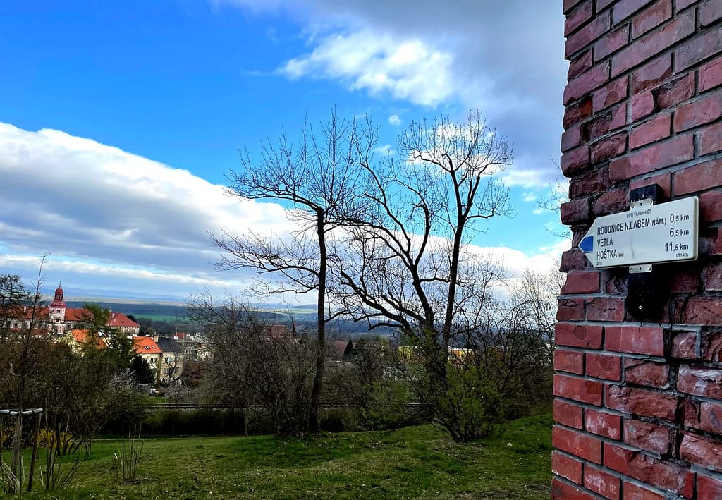 Rozcestník na rozhledně ukazující směr Roudnice nad Labem, Výstup na nejníže položenou rozhlednu