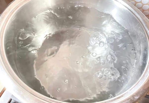 Vařící voda v hrnci